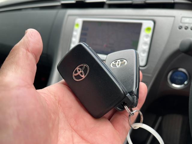 プリウス Ｓ　全国対応１年保証付き　ハイブリッド　ナビ　ＴＶ　ＨＩＤ　スマートキー　電動格納ミラー　ＣＶＴ　盗難防止システム　衝突安全ボディ　アルミホイール　ＡＢＳ　エアコン　パワーステアリング　パワーウィンドウ（6枚目）