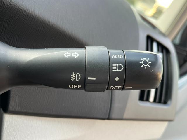 プリウスＰＨＶ Ｓ　ＥＴＣ　クリアランスソナー　バックカメラ　ナビ　ＴＶ　アルミホイール　オートライト　ＨＩＤ　ＣＶＴ　電動格納ミラー　盗難防止システム　Ｂｌｕｅｔｏｏｔｈ　衝突安全ボディ　ＡＢＳ　エアコン（7枚目）