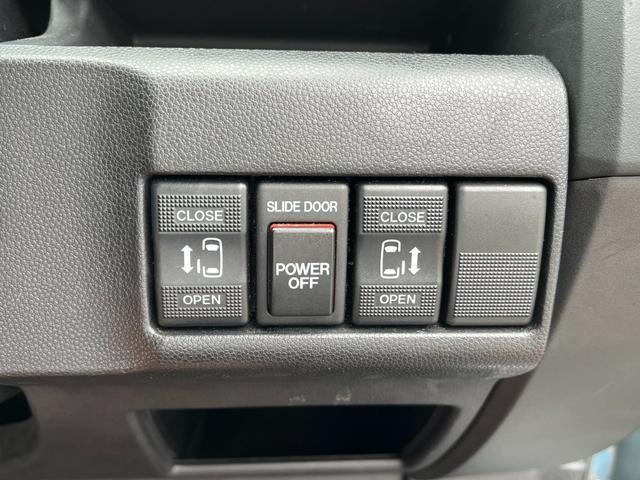 プレマシー ２０Ｓ　バックカメラ　サイドカメラ　両側電動スライドドア　ＨＩＤ　スマートキー　後席モニター　３列シート　ウォークスルー　ＡＴ　アルミホイール　盗難防止システム　衝突安全ボディ　ＡＢＳ　エアコン（7枚目）