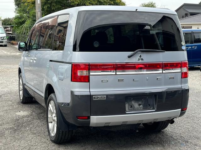 デリカＤ：５ Ｇ　ナビパッケージ　４ＷＤ　ＥＴＣ　ナビ　　オートクルーズコントロール　両側スライド・片側電動　オートライト　ＨＩＤ　スマートキー　電動格納ミラー　３列シート　フルフラット　ウォークスルー　ＣＶＴ（4枚目）