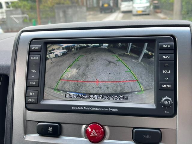 デリカＤ：５ Ｇ　ナビパッケージ　４ＷＤ　ＥＴＣ　ナビ　　オートクルーズコントロール　両側スライド・片側電動　オートライト　ＨＩＤ　スマートキー　電動格納ミラー　３列シート　フルフラット　ウォークスルー　ＣＶＴ（8枚目）