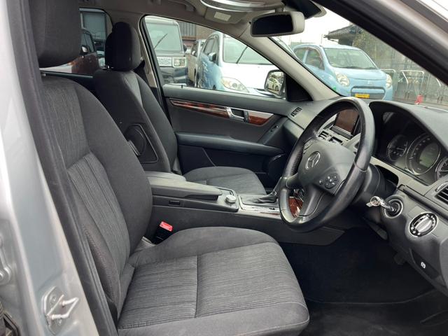 Ｃクラスステーションワゴン Ｃ２００コンプレッサーワゴン　エレガンス　バックカメラ　ナビ　オートクルーズコントロール　アルミホイール　ＨＩＤ　ＡＴ　盗難防止システム　ルーフレール　ＡＢＳ　ＣＤ　エアコン　パワーステアリング　パワーウィンドウ　運転席エアバッグ（8枚目）