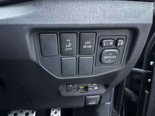 プリウス Ｓツーリングセレクション・Ｇ’ｓ　ＥＴＣ　バックカメラ　ナビ　ＴＶ　アルミホイール　オートライト　ＨＩＤ　ＣＶＴ　電動格納ミラー　盗難防止システム　パワーシート　ＣＤ　ＤＶＤ再生　ＵＳＢ　Ｂｌｕｅｔｏｏｔｈ　衝突安全ボディ　ＡＢＳ（8枚目）
