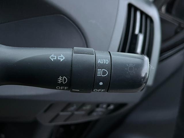 プリウス Ｓツーリングセレクション・Ｇ’ｓ　ＥＴＣ　バックカメラ　ナビ　ＴＶ　アルミホイール　オートライト　ＨＩＤ　ＣＶＴ　電動格納ミラー　盗難防止システム　パワーシート　ＣＤ　ＤＶＤ再生　ＵＳＢ　Ｂｌｕｅｔｏｏｔｈ　衝突安全ボディ　ＡＢＳ（10枚目）