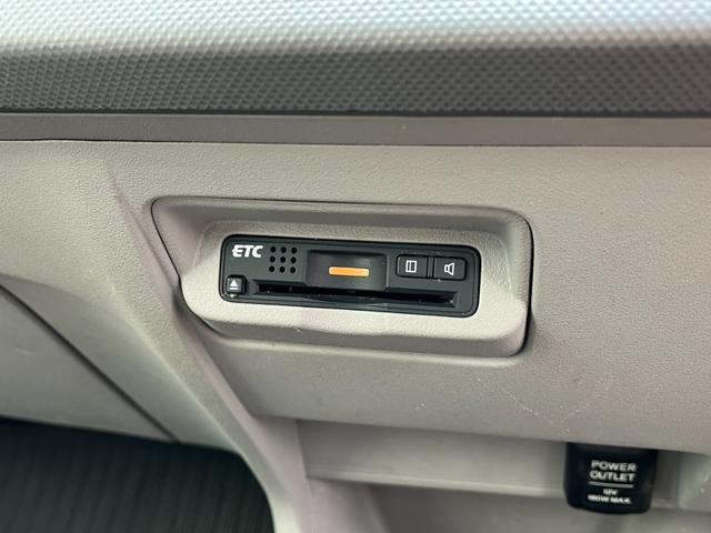フリードハイブリッド ジャストセレクション　ＥＴＣ　バックカメラ　ナビ　ＴＶ　オートクルーズコントロール　両側電動スライドドア　オートライト　ＨＩＤ　スマートキー　アイドリングストップ　電動格納ミラー　後席モニター（7枚目）