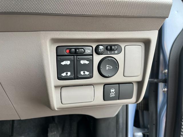 フリードハイブリッド ジャストセレクション　ＥＴＣ　バックカメラ　ナビ　ＴＶ　オートクルーズコントロール　両側電動スライドドア　オートライト　ＨＩＤ　スマートキー　アイドリングストップ　電動格納ミラー　後席モニター（9枚目）