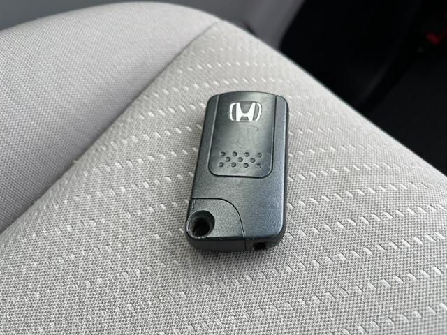フリードハイブリッド ジャストセレクション　ＥＴＣ　バックカメラ　ナビ　ＴＶ　オートクルーズコントロール　両側電動スライドドア　オートライト　ＨＩＤ　スマートキー　アイドリングストップ　電動格納ミラー　後席モニター（13枚目）