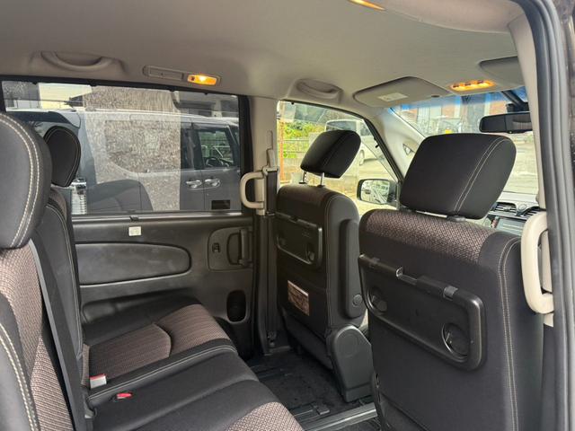 セレナ ハイウェイスターＳ－ＨＶアドバンスドセーフティパック　全周囲カメラ　クリアランスソナー　オートクルーズコントロール　レーンアシスト　衝突被害軽減システム　両側電動スライドドア　スマートキー　アイドリングストップ　電動格納ミラー　３列シート　ウォークスルー（26枚目）