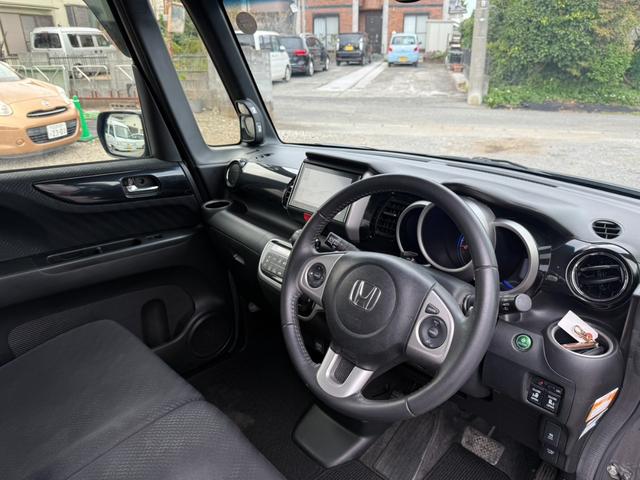 N-BOXカスタム G ターボSSパッケージ 4WD バックカメラ 両側電動スライドドア ナビ TV オートクルーズコントロール 衝突被害軽減システム HID スマートキー アイドリングストップ シートヒーター ベンチシート CVT(3枚目)