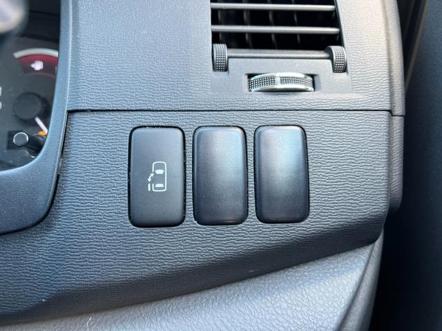 アイシス プラタナ　４ＷＤ　バックカメラ　ナビ　ＴＶ　両側スライド・片側電動　オートライト　ＨＩＤ　スマートキー　３列シート　ＣＶＴ　アルミホイール　ＣＤ　ＤＶＤ再生　ミュージックプレイヤー接続可　盗難防止システム（7枚目）