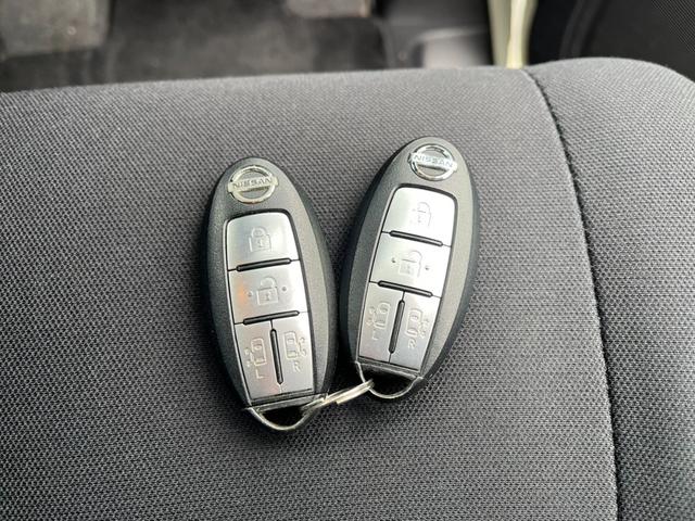 セレナ ライダー　ブラックライン　Ｓ－ハイブリッド　バックカメラ　ナビ　ＴＶ　オートクルーズコントロール　両側電動スライドドア　オートライト　ＨＩＤ　スマートキー　後席モニター　３列シート　ウォークスルー　ＣＶＴ　アルミホイール　ＣＤ　ＤＶＤ再生（9枚目）