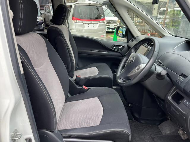 セレナ ライダー　ブラックライン　Ｓ－ハイブリッド　バックカメラ　ナビ　ＴＶ　オートクルーズコントロール　両側電動スライドドア　オートライト　ＨＩＤ　スマートキー　後席モニター　３列シート　ウォークスルー　ＣＶＴ　アルミホイール　ＣＤ　ＤＶＤ再生（11枚目）