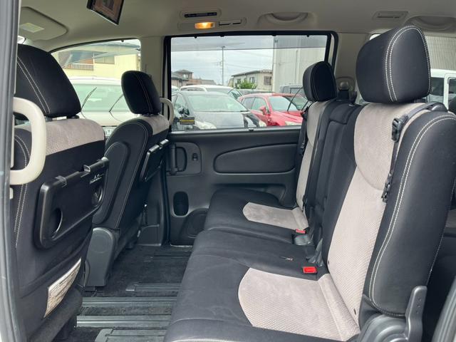 セレナ ライダー　ブラックライン　Ｓ－ハイブリッド　バックカメラ　ナビ　ＴＶ　オートクルーズコントロール　両側電動スライドドア　オートライト　ＨＩＤ　スマートキー　後席モニター　３列シート　ウォークスルー　ＣＶＴ　アルミホイール　ＣＤ　ＤＶＤ再生（12枚目）