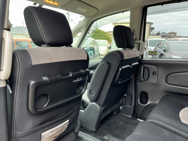 セレナ ライダー　ブラックライン　Ｓ－ハイブリッド　バックカメラ　ナビ　ＴＶ　オートクルーズコントロール　両側電動スライドドア　オートライト　ＨＩＤ　スマートキー　後席モニター　３列シート　ウォークスルー　ＣＶＴ　アルミホイール　ＣＤ　ＤＶＤ再生（25枚目）