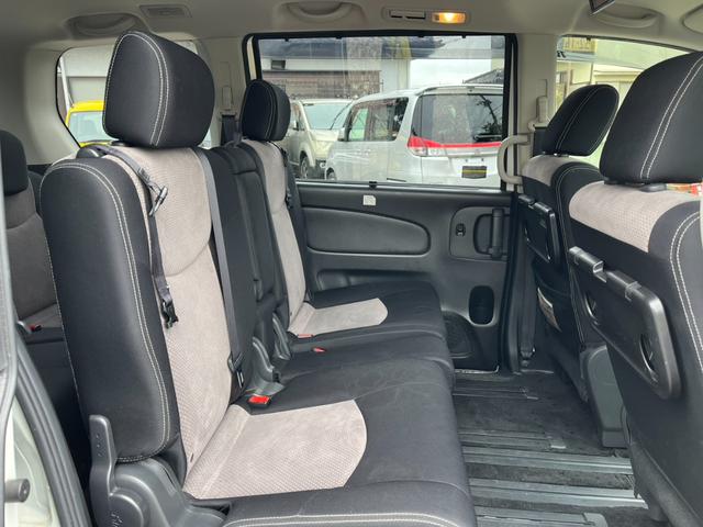 セレナ ライダー　ブラックライン　Ｓ－ハイブリッド　バックカメラ　ナビ　ＴＶ　オートクルーズコントロール　両側電動スライドドア　オートライト　ＨＩＤ　スマートキー　後席モニター　３列シート　ウォークスルー　ＣＶＴ　アルミホイール　ＣＤ　ＤＶＤ再生（28枚目）