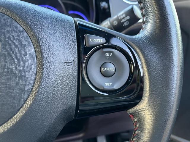 高速道路で便利なクルーズコントロール機能が付いていますよ。速度を設定するとアクセルを踏まなくても一定の速度で走ることができるので足を休ませる事ができますね。