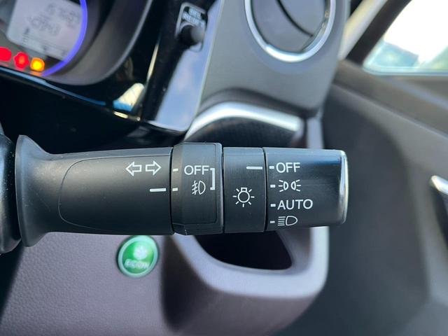 周りが薄暗くなったら自動点灯するオートライトを装備。