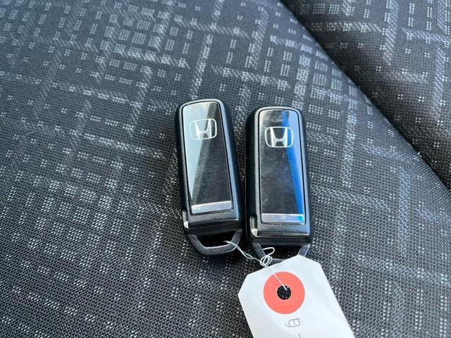 スマートエントリーキーシステムです。鍵を持っていればドアロック、解除、エンジン始動も楽チンです。イチイチ鍵を出す手間も無くなりますよ。悪天候時にも重宝しますね。