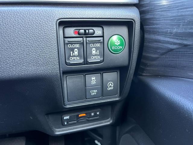 オデッセイ アブソルート 4WD ETC バックカメラ ナビ オートクルーズコントロール 衝突被害軽減システム 両側電動スライドドア オートライト LEDヘッドランプ スマートキー アイドリングストップ 3列シート CVT(8枚目)