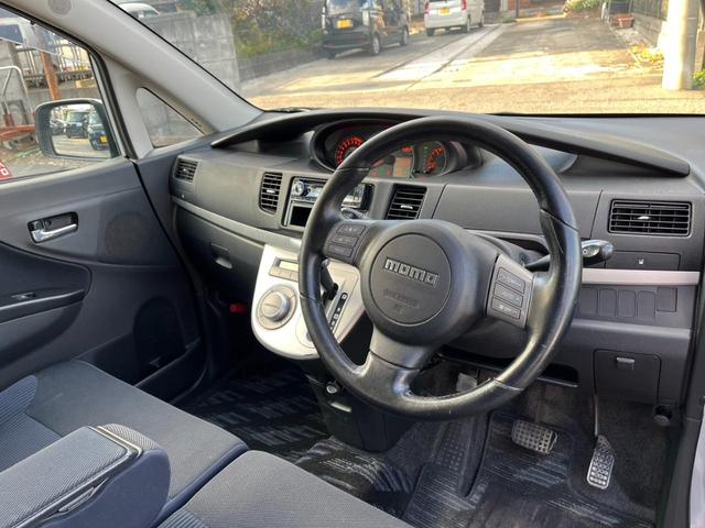 ムーヴ カスタム　ＲＳ　ＨＩＤ　スマートキー　ターボ　ＣＶＴ　盗難防止システム　ＡＢＳ　ＣＤ　アルミホイール　衝突安全ボディ　エアコン　パワーステアリング　パワーウィンドウ　運転席エアバッグ（3枚目）