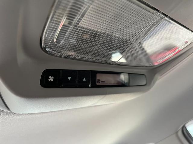 オデッセイ Mファインスピリット エアロパッケージ 4WD 全周囲カメラ ナビ HID キーレスエントリー 3列シート AT アルミホイール CD 盗難防止システム 衝突安全ボディ ABS ESC エアコン パワーステアリング パワーウィンドウ(6枚目)