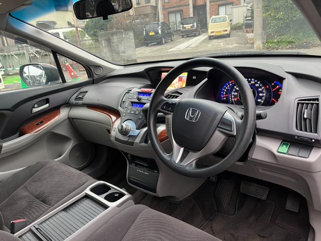 オデッセイ Ｍファインスピリット　ＥＴＣ　全周囲カメラ　ナビ　アルミホイール　オートライト　ＨＩＤ　キーレスエントリー　ＣＶＴ　盗難防止システム　衝突安全ボディ　ＡＢＳ　ＣＤ　ＤＶＤ再生　Ｂｌｕｅｔｏｏｔｈ　エアコン（3枚目）