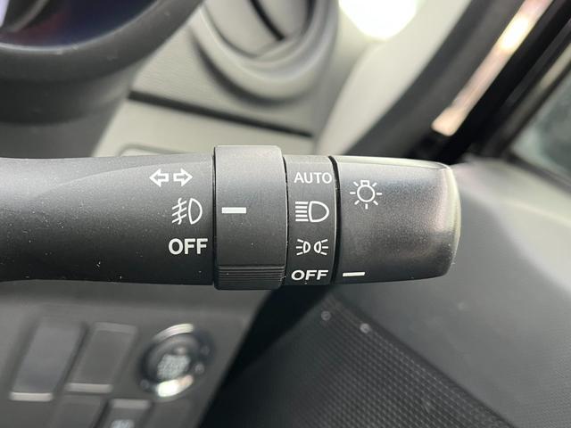 周りが薄暗くなったら自動点灯するオートライトを装備。