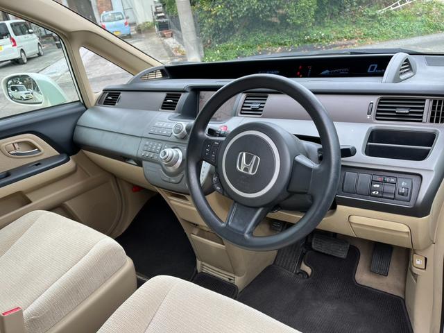 ステップワゴン G 4WD バックカメラ ナビ 両側スライド・片側電動 キーレスエントリー 3列シート AT 盗難防止システム 衝突安全ボディ ABS エアコン パワーステアリング(3枚目)