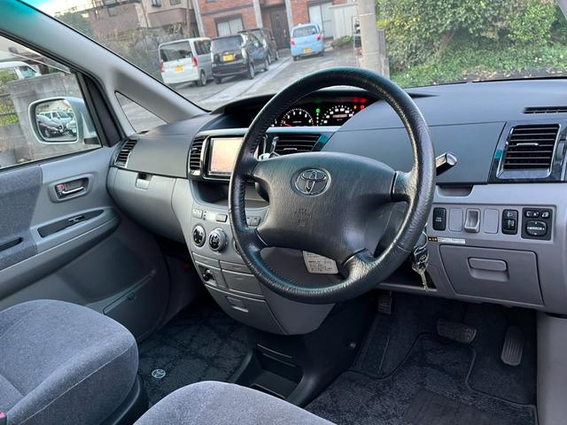 ヴォクシー V バックカメラ ナビ TV 両側スライド・片側電動 HID キーレスエントリー 電動格納ミラー 3列シート AT アルミホイール 衝突安全ボディ ABS エアコン パワーステアリング パワーウィンドウ(3枚目)