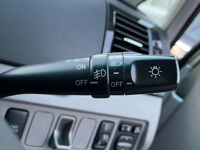 ヴォクシー V バックカメラ ナビ TV 両側スライド・片側電動 HID キーレスエントリー 電動格納ミラー 3列シート AT アルミホイール 衝突安全ボディ ABS エアコン パワーステアリング パワーウィンドウ(7枚目)