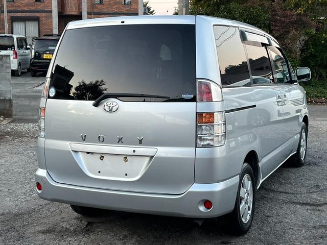 ヴォクシー V バックカメラ ナビ TV 両側スライド・片側電動 HID キーレスエントリー 電動格納ミラー 3列シート AT アルミホイール 衝突安全ボディ ABS エアコン パワーステアリング パワーウィンドウ(16枚目)