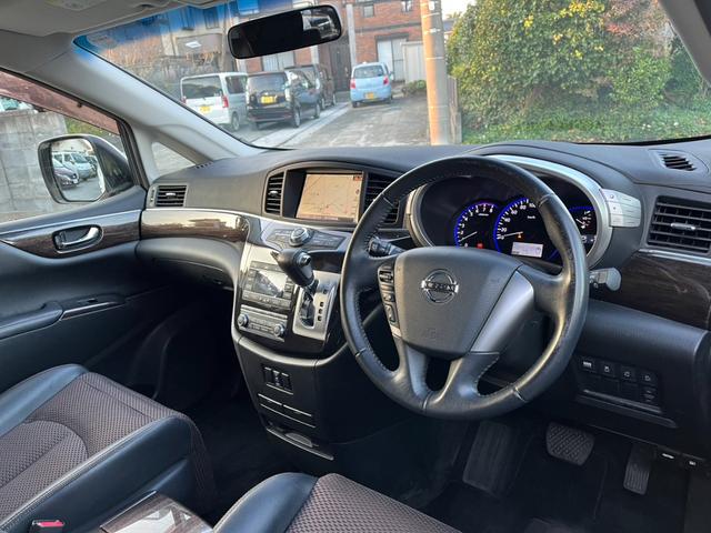 エルグランド ２５０ハイウェイスター　全周囲カメラ　ナビ　ＴＶ　クリアランスソナー　両側電動スライドドア　オートライト　ＨＩＤ　スマートキー　３列シート　ＣＶＴ　アルミホイール　１００Ｖ電源　盗難防止システム　衝突安全ボディ　ＡＢＳ（3枚目）