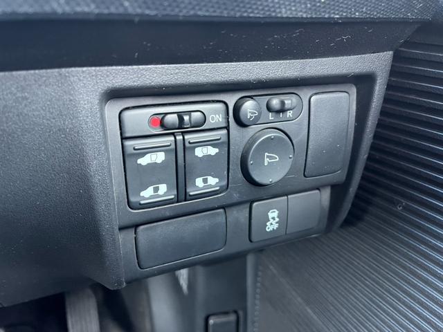 フリードスパイク ＧＬ　バックカメラ　ナビ　ＴＶ　オートクルーズコントロール　両側電動スライドドア　オートライト　ＨＩＤ　スマートキー　電動格納ミラー　ＣＶＴ　アルミホイール　ＣＤ　ＤＶＤ再生　ＵＳＢ　盗難防止システム（10枚目）