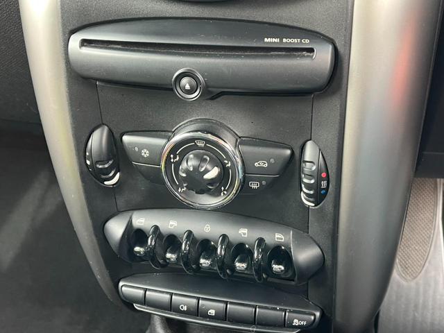 手の届きやすいところで簡単操作ができる空調付き！オールシーズンお好みの温度調節ができます。