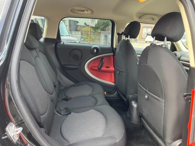 リアシートの居住性も十分に確保されています！