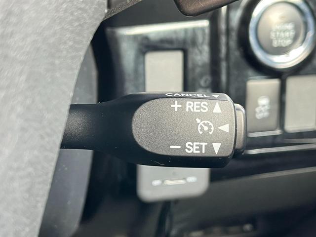 アクセルを踏まなくても設定した速度で走行可能なオートクルーズコントロールを装備しています！ロングドライブでも運転が楽になります。ブレーキやシフト操作でも解除可能です！
