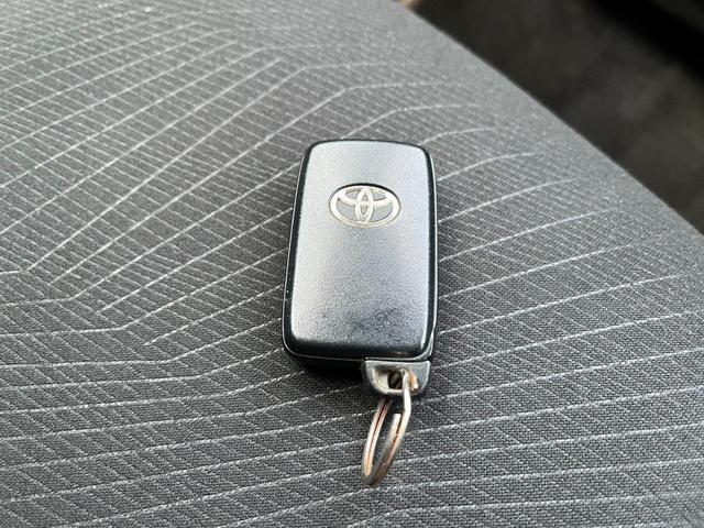 スマートキーシステム＆プッシュエンジンスタートシステム、エンジン始動・停止をワンタッチで行え、キーのロックまでドアノブに触れる事でワンタッチ操作で行うことが出来ます☆