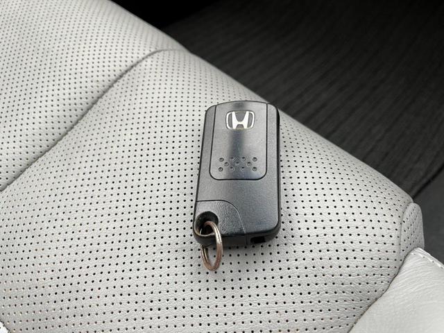 スマートエントリーキーシステムです。鍵を持っていればドアロック、解除、エンジン始動も楽チンです。イチイチ鍵を出す手間も無くなりますよ。悪天候時にも重宝しますね。