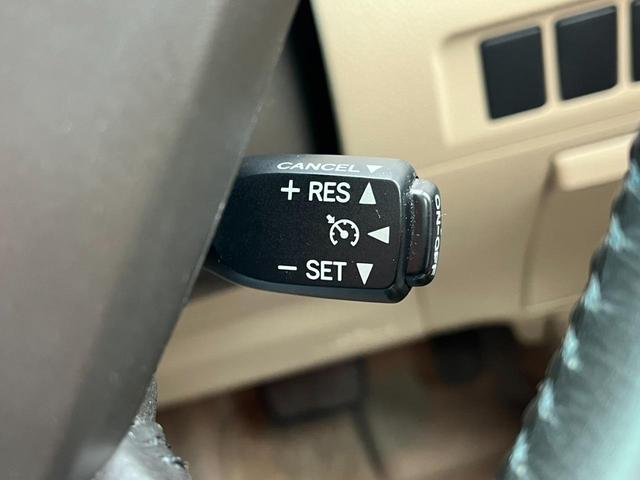 高速道路で便利なクルーズコントロール機能が付いていますよ。速度を設定するとアクセルを踏まなくても一定の速度で走ることができるので足を休ませる事ができますね。