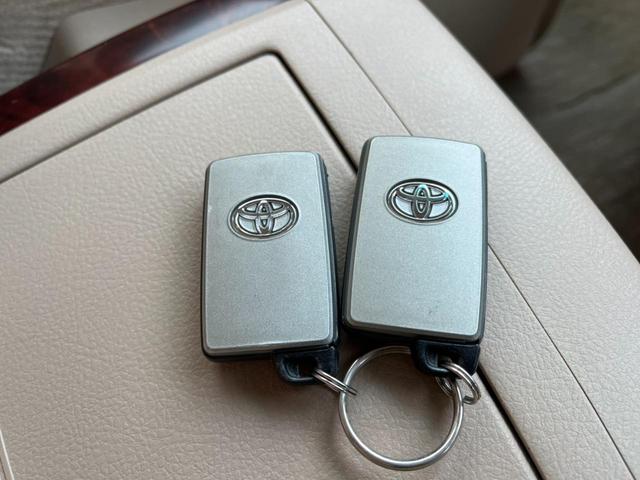 スマートキーシステム＆プッシュエンジンスタートシステム、エンジン始動・停止をワンタッチで行え、キーのロックまでドアノブに触れる事でワンタッチ操作で行うことが出来ます☆