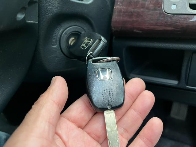 エリシオン ＨＤＤナビエディション　両側スライド・片側電動　オートライト　ＨＩＤ　キーレスエントリー　３列シート　ＡＴ　アルミホイール　盗難防止システム　衝突安全ボディ　ＡＢＳ　エアコン　パワーステアリング（6枚目）