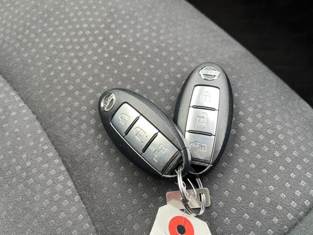 リーフ X バックカメラ オートクルーズコントロール アルミホイール オートライト スマートキー CVT 盗難防止システム 衝突安全ボディ ABS ESC エアコン パワーステアリング(5枚目)