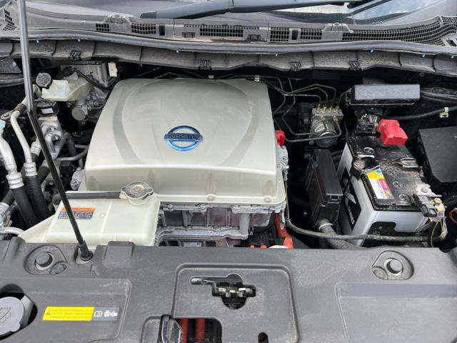 リーフ X バックカメラ オートクルーズコントロール アルミホイール オートライト スマートキー CVT 盗難防止システム 衝突安全ボディ ABS ESC エアコン パワーステアリング(20枚目)