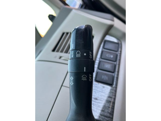 エスティマハイブリッド Ｇ　４ＷＤ　バックカメラ　フロントカメラ　ナビ　ＴＶ　オートクルーズコントロール　両側電動スライドドア　オートライト　ＨＩＤ　スマートキー　電動格納ミラー　シートヒーター　３列シート（10枚目）