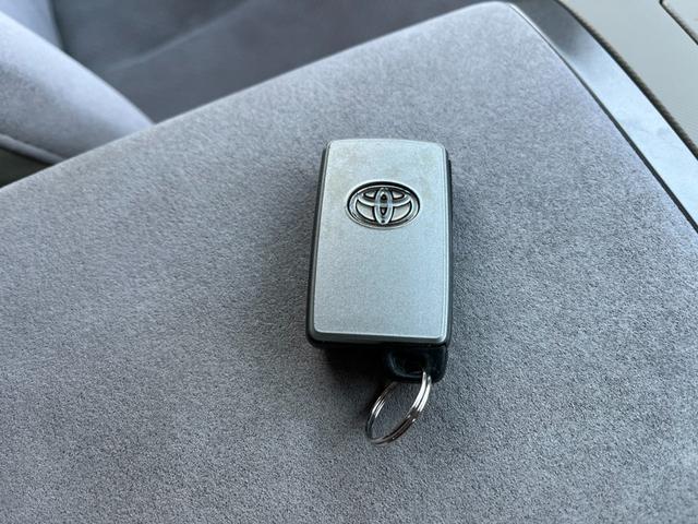 エスティマハイブリッド Ｇ　４ＷＤ　バックカメラ　フロントカメラ　ナビ　ＴＶ　オートクルーズコントロール　両側電動スライドドア　オートライト　ＨＩＤ　スマートキー　電動格納ミラー　シートヒーター　３列シート（35枚目）