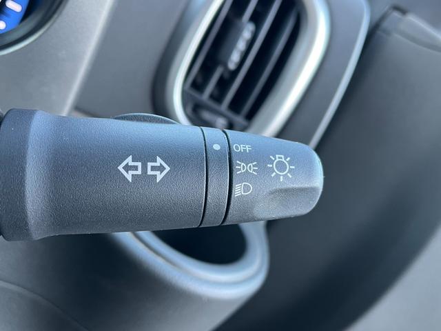 キューブ ライダー　ナビ　ＴＶ　スマートキー　電動格納ミラー　ベンチシート　ＣＶＴ　アルミホイール　ＣＤ　ＵＳＢ　ミュージックプレイヤー接続可　盗難防止システム　衝突安全ボディ　ＡＢＳ　エアコン　パワーステアリング（6枚目）