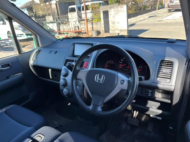 モビリオスパイク Ｗ　アクティブエディション　ナビ　ＴＶ　両側スライド・片側電動　キーレスエントリー　ベンチシート　ＣＶＴ　ＣＤ　ＵＳＢ　盗難防止システム　衝突安全ボディ　ＡＢＳ　エアコン　パワーステアリング　パワーウィンドウ（2枚目）