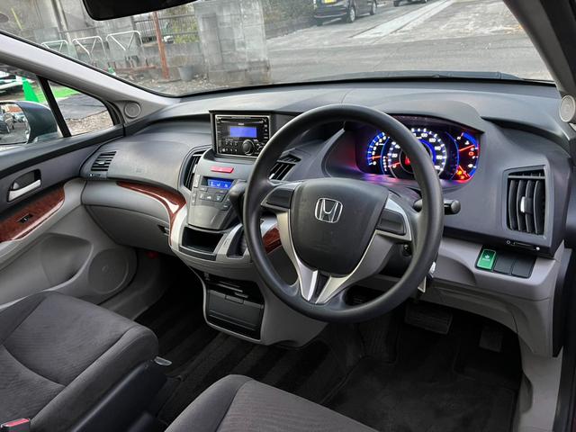 オデッセイ Ｍファインスピリット　オートライト　ＨＩＤ　キーレスエントリー　３列シート　ＣＶＴ　アルミホイール　ＣＤ　ＵＳＢ　ミュージックプレイヤー接続可　盗難防止システム　衝突安全ボディ　ＡＢＳ　エアコン　パワーステアリング（2枚目）