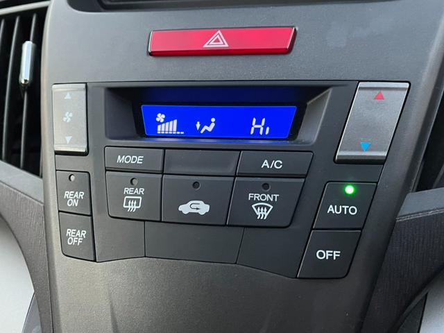 オデッセイ Ｍファインスピリット　オートライト　ＨＩＤ　キーレスエントリー　３列シート　ＣＶＴ　アルミホイール　ＣＤ　ＵＳＢ　ミュージックプレイヤー接続可　盗難防止システム　衝突安全ボディ　ＡＢＳ　エアコン　パワーステアリング（4枚目）