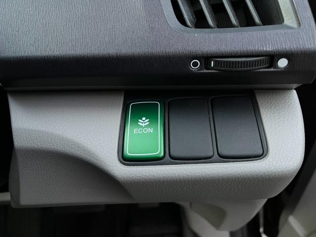 オデッセイ Ｍファインスピリット　オートライト　ＨＩＤ　キーレスエントリー　３列シート　ＣＶＴ　アルミホイール　ＣＤ　ＵＳＢ　ミュージックプレイヤー接続可　盗難防止システム　衝突安全ボディ　ＡＢＳ　エアコン　パワーステアリング（5枚目）